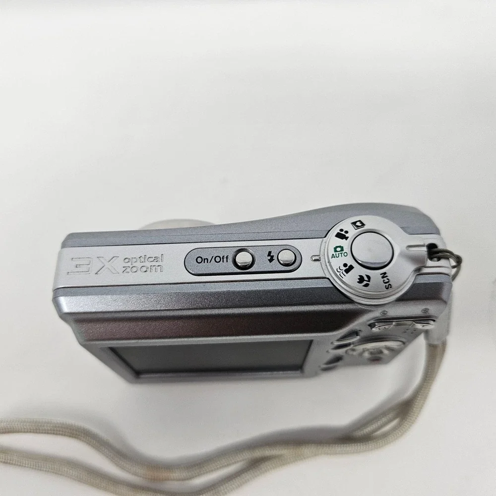 Kodak EasyShare C813 8.2MP Digital Camera Silver 3x Optical Zoom Bundle Case SD
